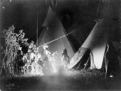 Danzando alla luce del fuoco, 1907 da Richard Throssel